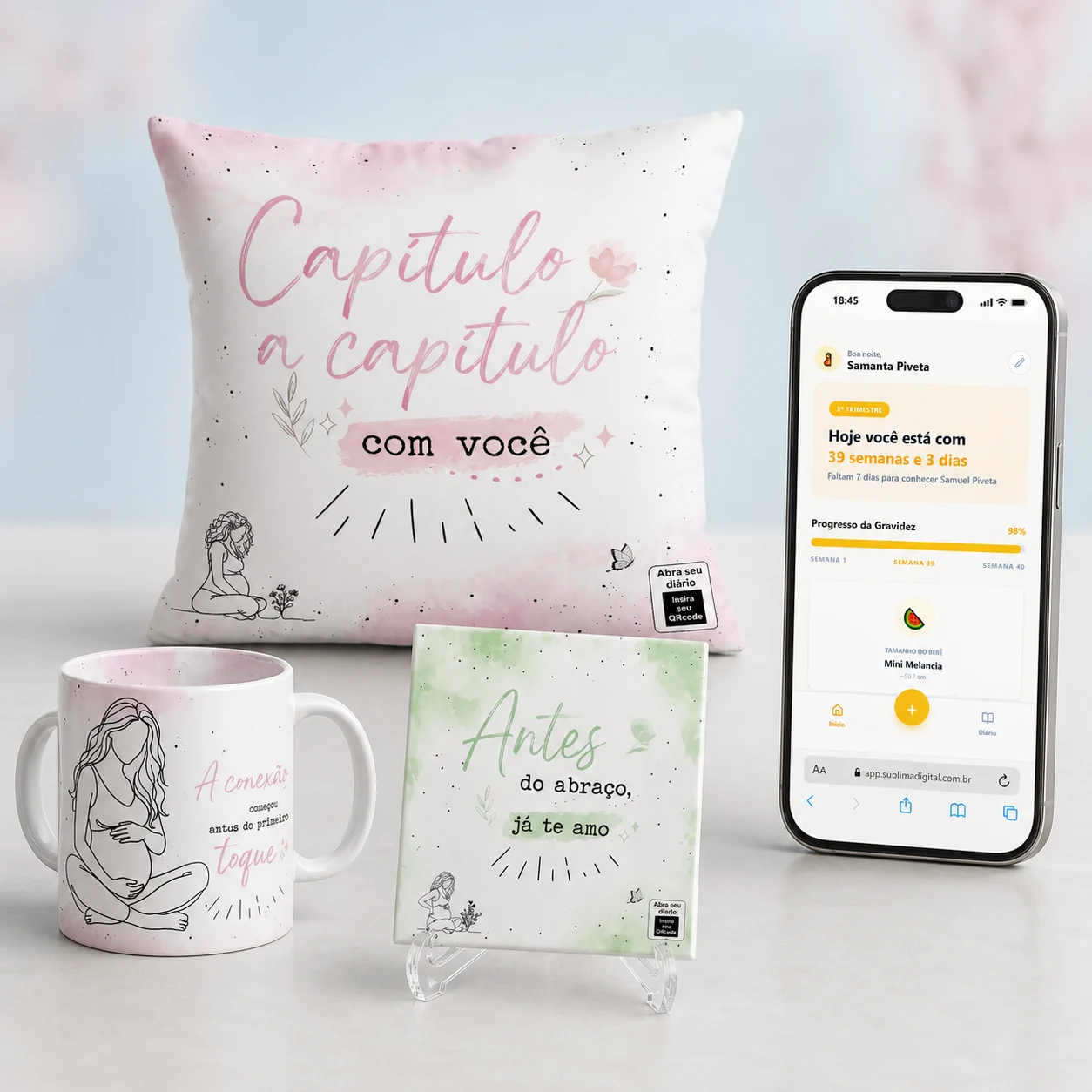 Conjunto Diário da Mamãe com almofada, caneca, azulejo e celular exibindo o diário