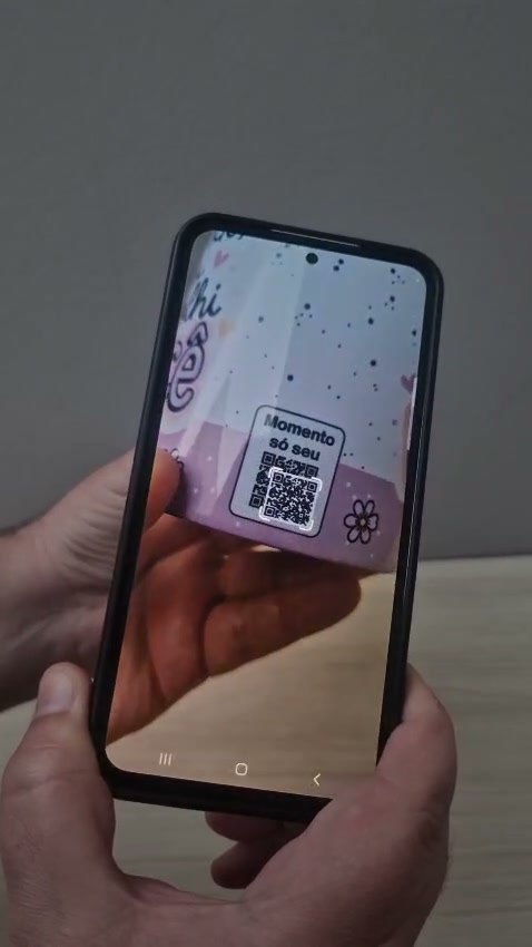 Câmera do celular lendo o QR Code da coleção
