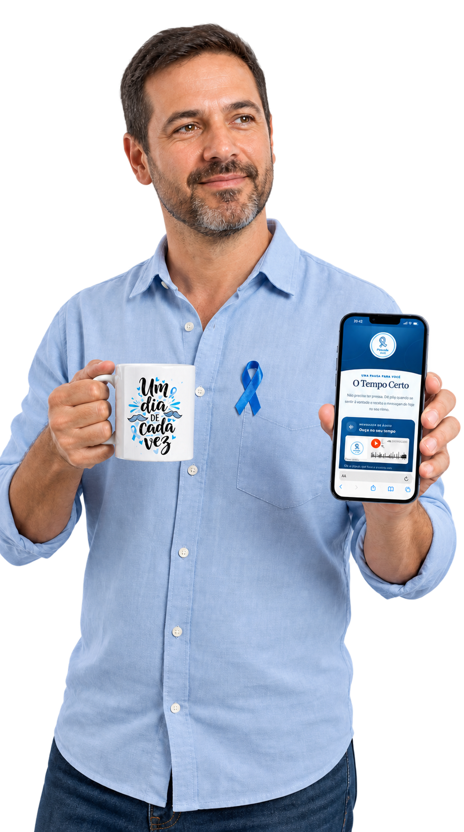 Homem com laço azul segurando a caneca Um dia de cada vez e o celular com a mensagem O Tempo Certo