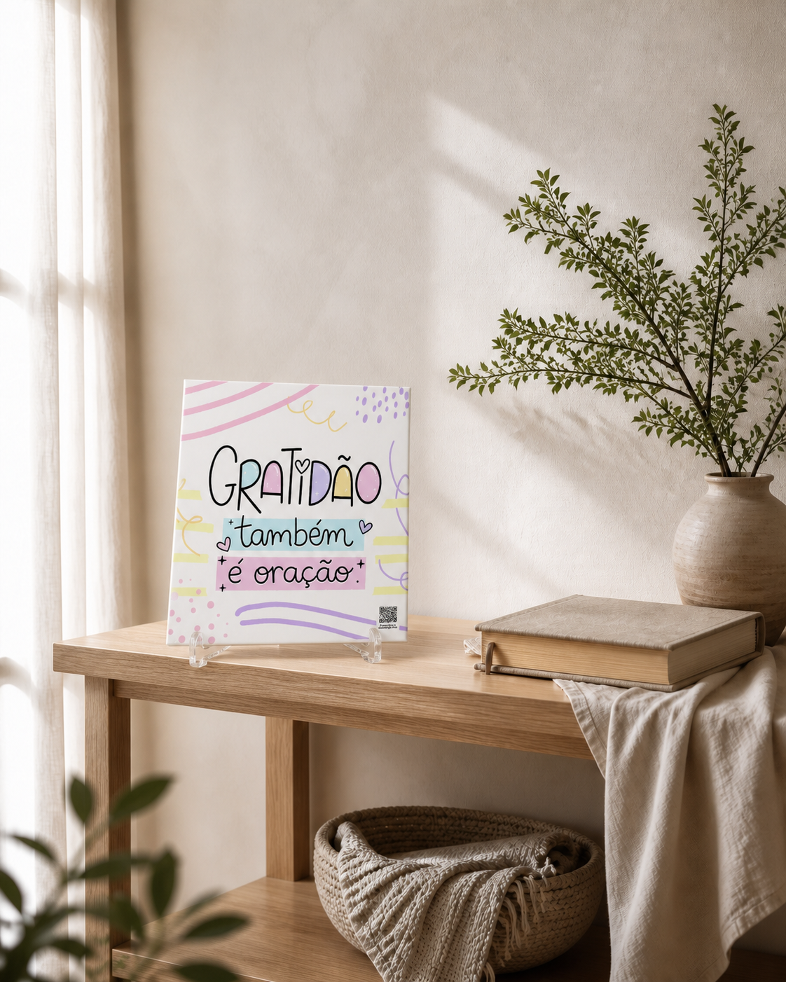Azulejo Gratidão também é oração apoiado em um cantinho de leitura